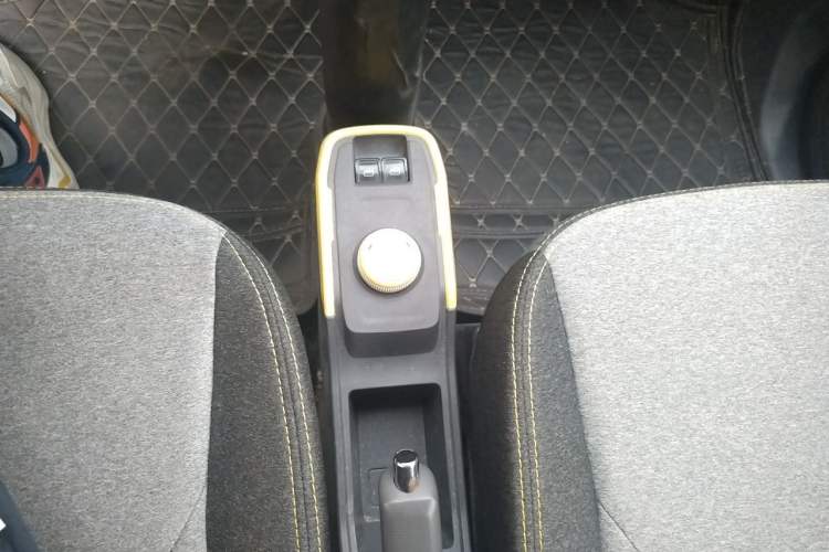 Used Chery QQ Ice Cream 2022 170km Sundae Phosphate Lithium-Ion Gear Lever