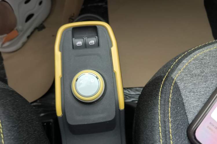 Used Chery QQ Ice Cream 2022 170km Sundae Phosphate Lithium-Ion Gear Lever