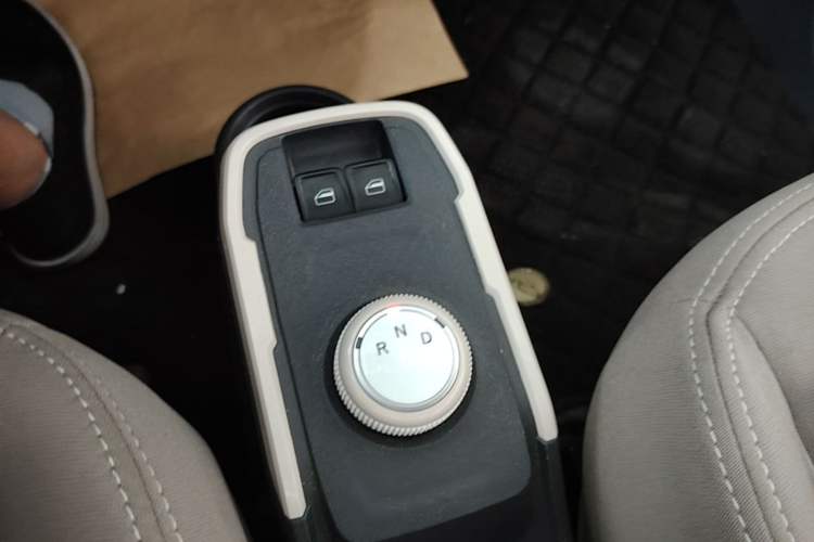 Used Chery QQ Ice Cream 2022 170km Sundae Phosphate Lithium-Ion Gear Lever