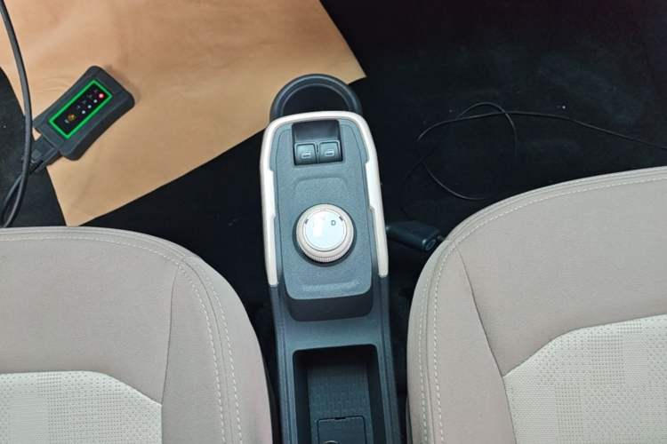 Used Chery QQ Ice Cream 2022 170km Sundae Phosphate Lithium-Ion Gear Lever