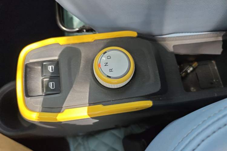 Used Chery QQ Ice Cream 2022 170km Sundae Phosphate Lithium-Ion Gear Lever