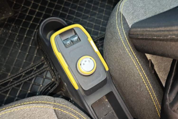 Used Chery QQ Ice Cream 2022 170km Sundae Phosphate Lithium-Ion Gear Lever