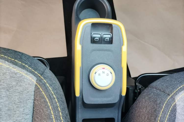 Used Chery QQ Ice Cream 2022 170km Sundae Phosphate Lithium-Ion Gear Lever
