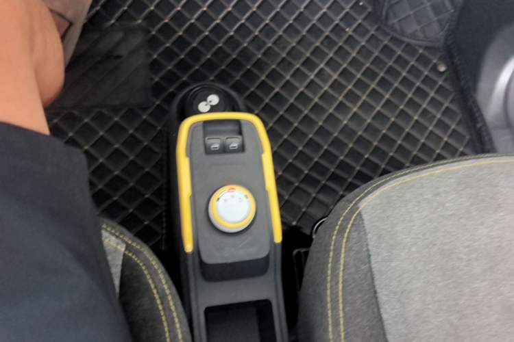 Used Chery QQ Ice Cream 2022 170km Sundae Phosphate Lithium-Ion Gear Lever