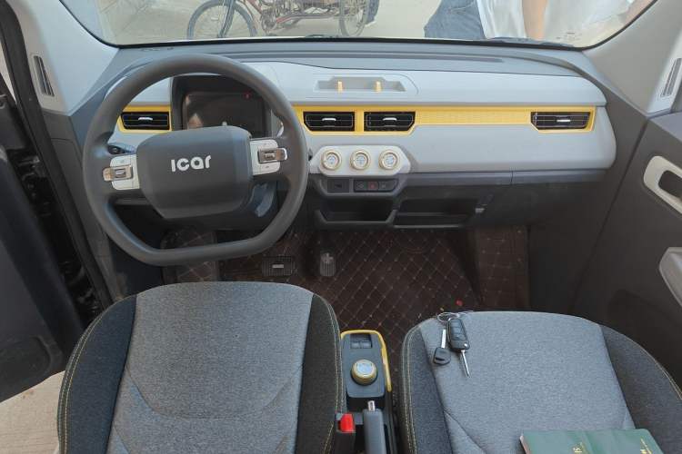 Used Chery QQ Ice Cream 2022 120km Conical Shape Lithium Iron Phosphate Interior 2