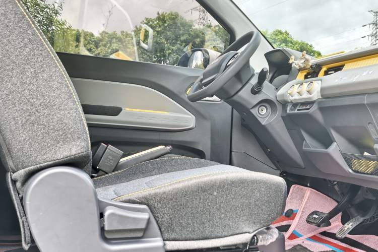 Used Chery QQ Ice Cream 2022 170km Sundae Phosphate Lithium-Ion Interior 3