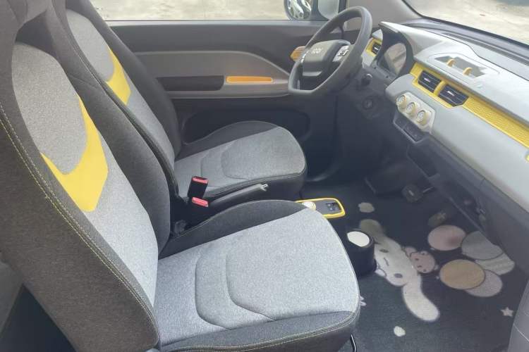 Used Chery QQ Ice Cream 2022 170km Sundae Phosphate Lithium-Ion Interior 3
