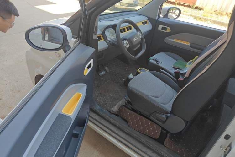 Used Chery QQ Ice Cream 2022 120km Conical Shape Lithium Iron Phosphate Interior 3