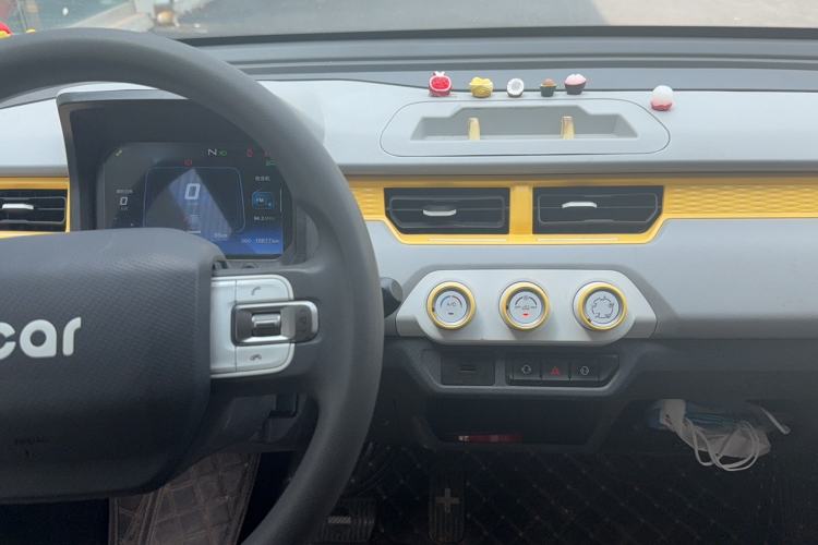 Used Chery QQ Ice Cream 2022 120km Conical Shape Lithium Iron Phosphate Interior 3
