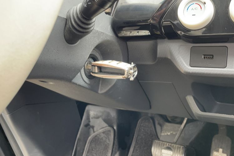 Used Chery QQ Ice Cream 2022 170km Sundae Phosphate Lithium-Ion Interior 4