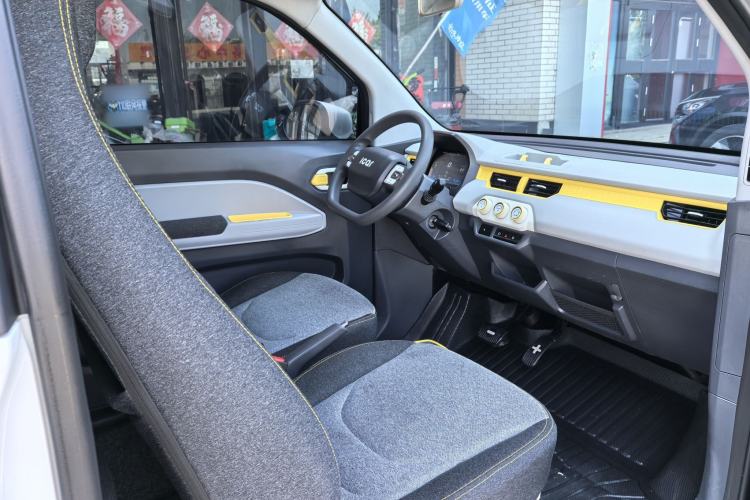 Used Chery QQ Ice Cream 2022 170km Sundae Phosphate Lithium-Ion Interior 4
