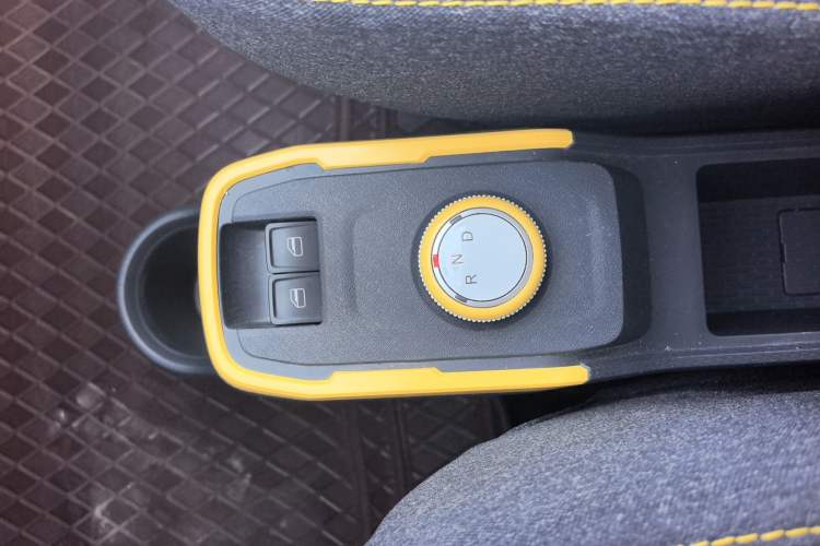 Used Chery QQ Ice Cream 2022 170km Sundae Phosphate Lithium-Ion Interior 4