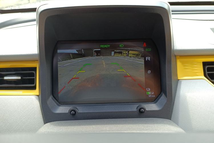 Used Chery QQ Ice Cream 2022 170km Sundae Phosphate Lithium-Ion Interior 5