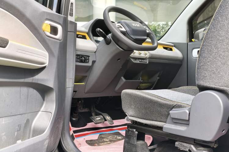 Used Chery QQ Ice Cream 2022 170km Sundae Phosphate Lithium-Ion Interior 5