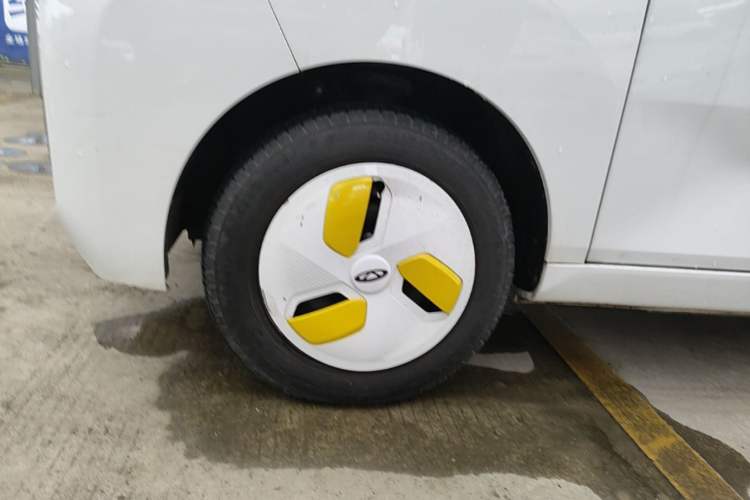 Used Chery QQ Ice Cream 2022 120km Milkshake Phosphate Lithium-Iron Left Front Wheel Hub