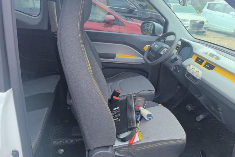 Used Chery QQ Ice Cream 2022 170km Sundae Phosphate Lithium-Ion Right Front Seat
