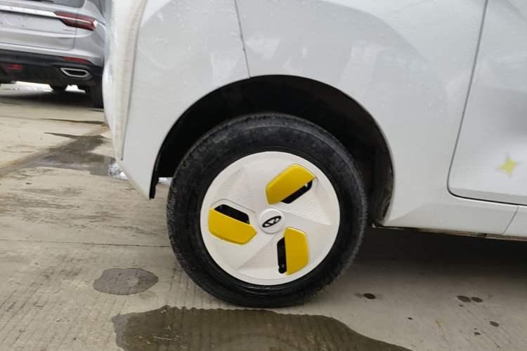 Used Chery QQ Ice Cream 2022 120km Milkshake Phosphate Lithium-Iron Right Rear Wheel Hub