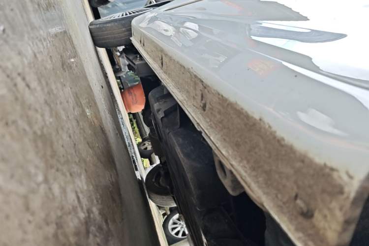 Used Chery QQ Ice Cream 2022 170km Sundae Phosphate Lithium-Ion Right Side Sill