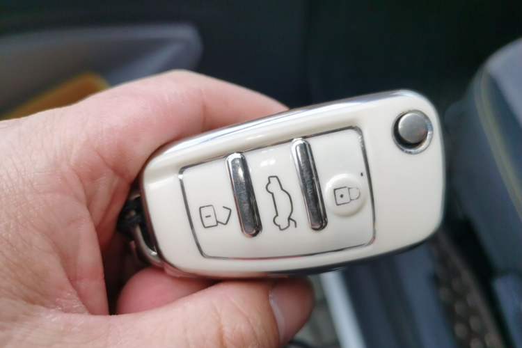 Used Chery QQ Ice Cream 2022 170km Sundae Phosphate Lithium-Ion Vehicle Key