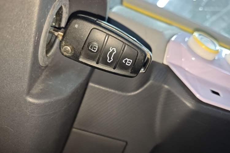 Used Chery QQ Ice Cream 2022 170km Sundae Phosphate Lithium-Ion Vehicle Key