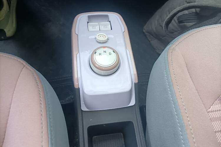 Used Chery QQ Ice Cream 2023 120km Ice Cream-Type Lithium Iron Phosphate Gear Lever