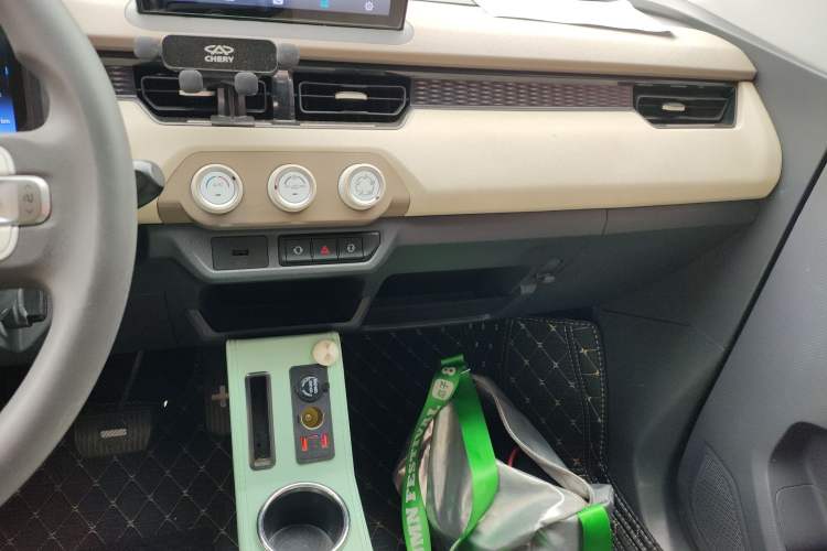 Used Chery QQ Ice Cream 2024 Edition Youth Version 205km Sundae Audio And AC Panel