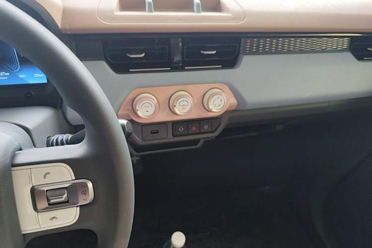 Used Chery QQ Ice Cream 2024 Edition Youth Version 205km Sundae Audio And AC Panel