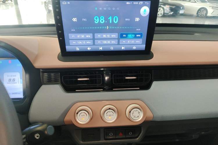 Used Chery QQ Ice Cream 2024 Edition Youth Version 205km Sundae Audio And AC Panel