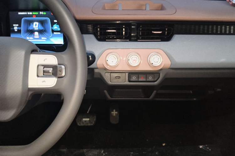 Used Chery QQ Ice Cream 2024 Edition Youth Version 205km Sundae Audio And AC Panel