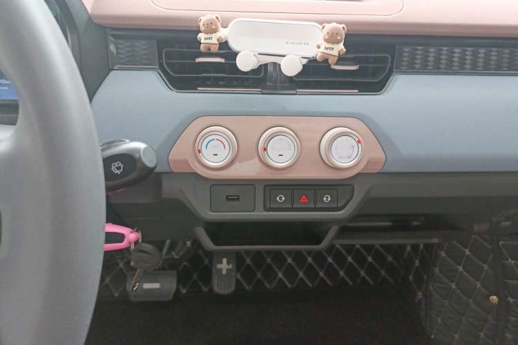 Used Chery QQ Ice Cream 2024 Edition Youth Version 205km Sundae Audio And AC Panel