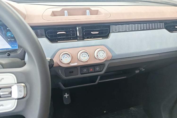 Used Chery QQ Ice Cream 2024 Edition Youth Version 205km Sundae Audio And AC Panel