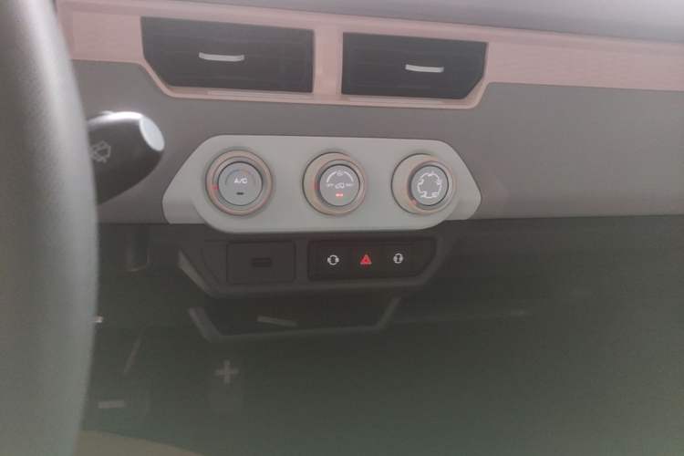 Used Chery QQ Ice Cream 2024 170km Milkshake Audio And AC Panel