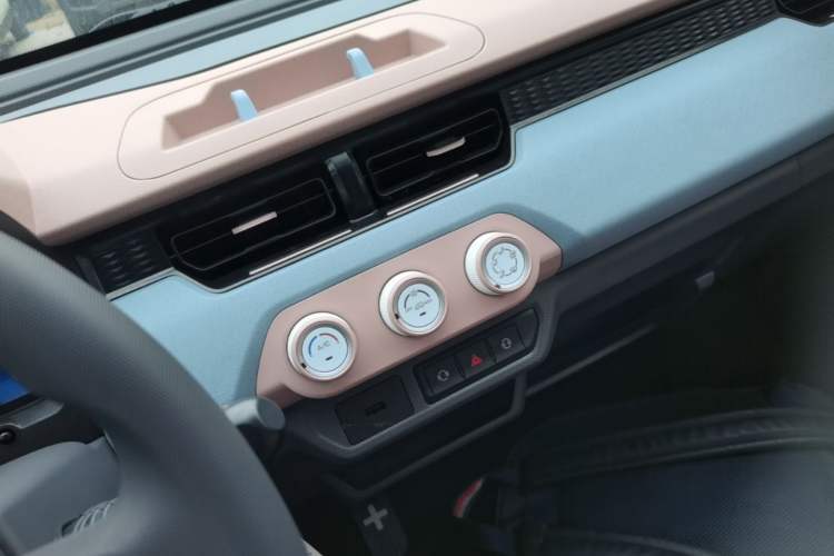 Used Chery QQ Ice Cream 2024 Edition Youth Version 205km Sundae Audio And AC Panel