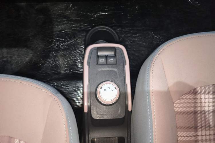 Used Chery QQ Ice Cream 2024 Edition Youth Version 205km Sundae Gear Lever