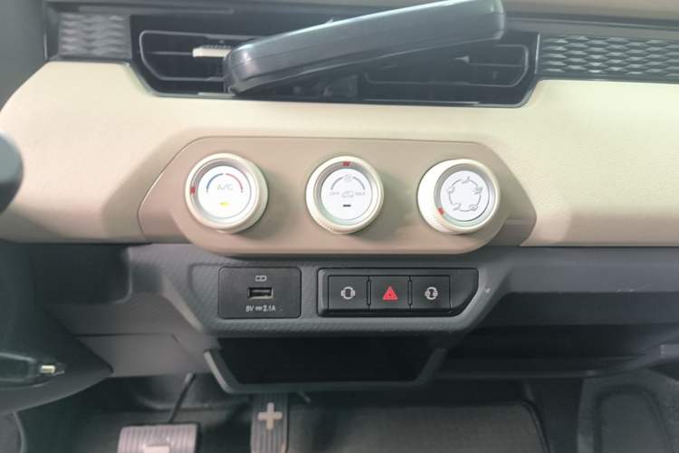 Used Chery QQ Ice Cream 2024 Edition Youth Version 120km Milkshake Audio And AC Panel