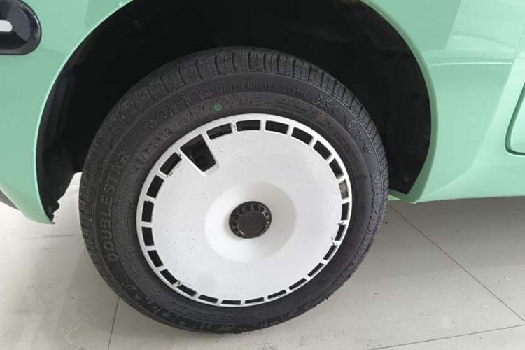 Used Chery QQ Ice Cream 2024 Edition Youth Version 120km Milkshake Right Rear Wheel Hub