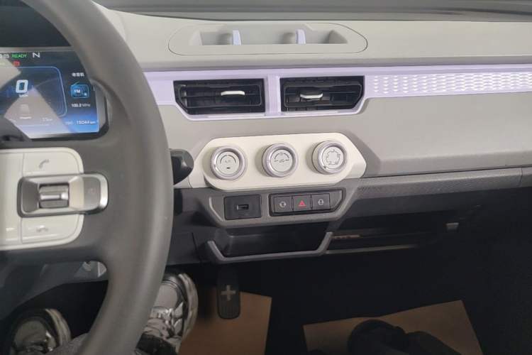 Used Chery QQ Ice Cream 2024 170km Milkshake Audio And AC Panel