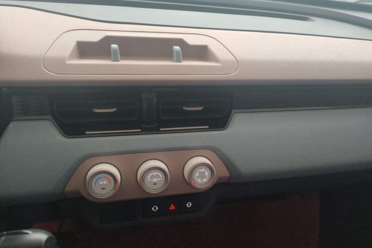 Used Chery QQ Ice Cream 2024 Edition Youth Version 205km Sundae Audio And AC Panel