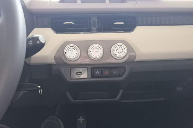 Used Chery QQ Ice Cream 2024 Edition Youth Version 205km Sundae Audio And AC Panel