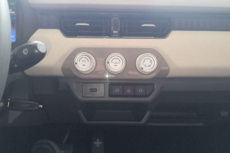 Used Chery QQ Ice Cream 2024 Edition Youth Version 205km Sundae Audio And AC Panel