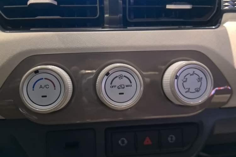 Used Chery QQ Ice Cream 2024 Edition Youth Version 205km Sundae Audio And AC Panel