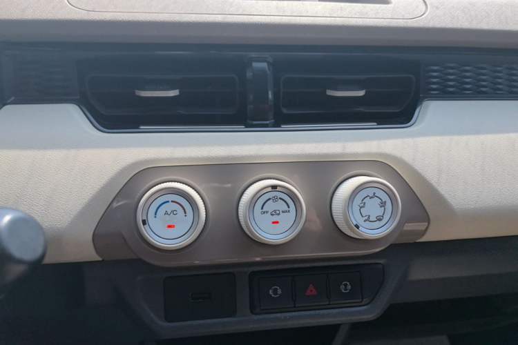 Used Chery QQ Ice Cream 2024 Youth Edition 205km Milkshake Audio And AC Panel