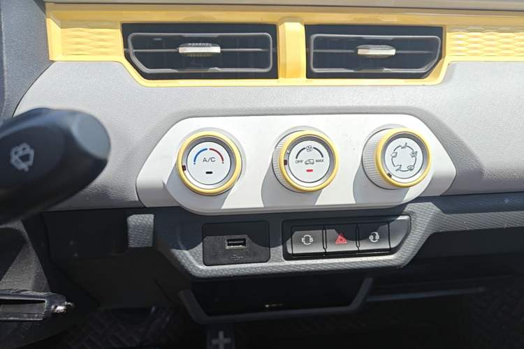 Used Chery QQ Ice Cream 2024 170km Milkshake Audio And AC Panel