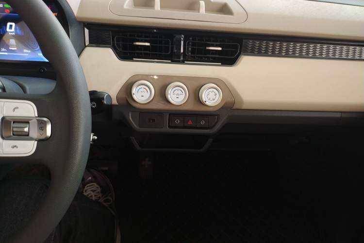 Used Chery QQ Ice Cream 2024 Edition Youth Version 205km Sundae Audio And AC Panel