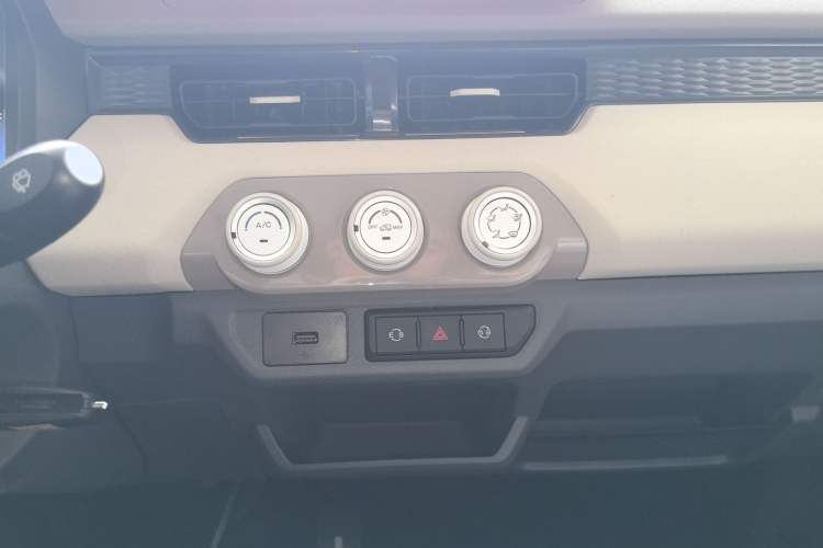 Used Chery QQ Ice Cream 2024 Edition Youth Version 205km Sundae Audio And AC Panel