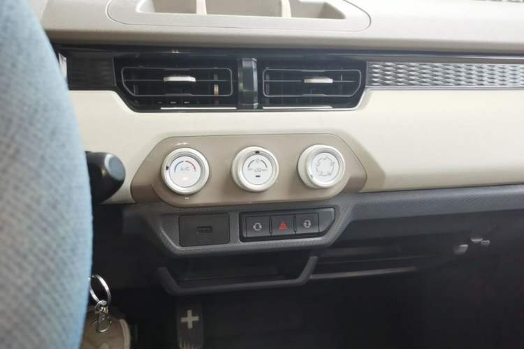 Used Chery QQ Ice Cream 2024 Edition Youth Version 205km Sundae Audio And AC Panel