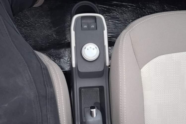 Used Chery QQ Ice Cream 2024 Edition Youth Version 205km Sundae Gear Lever