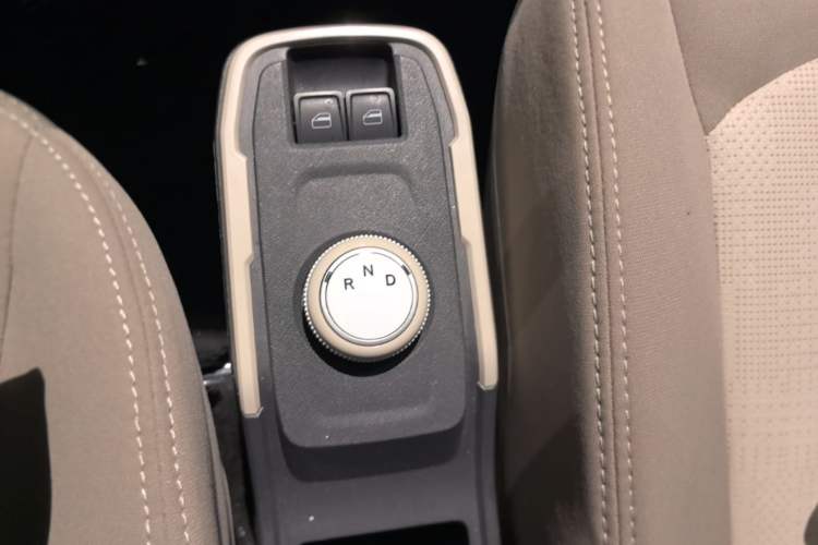 Used Chery QQ Ice Cream 2024 Edition Youth Version 205km Sundae Gear Lever