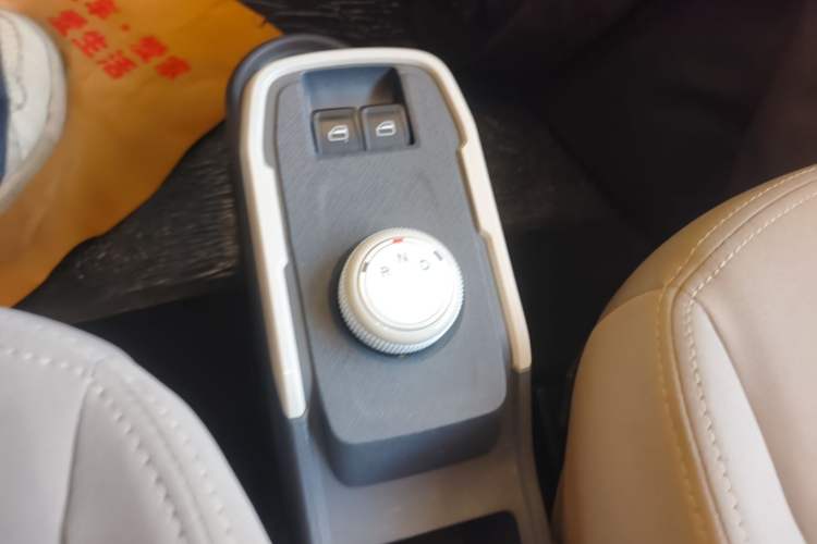 Used Chery QQ Ice Cream 2024 Edition Youth Version 205km Sundae Gear Lever