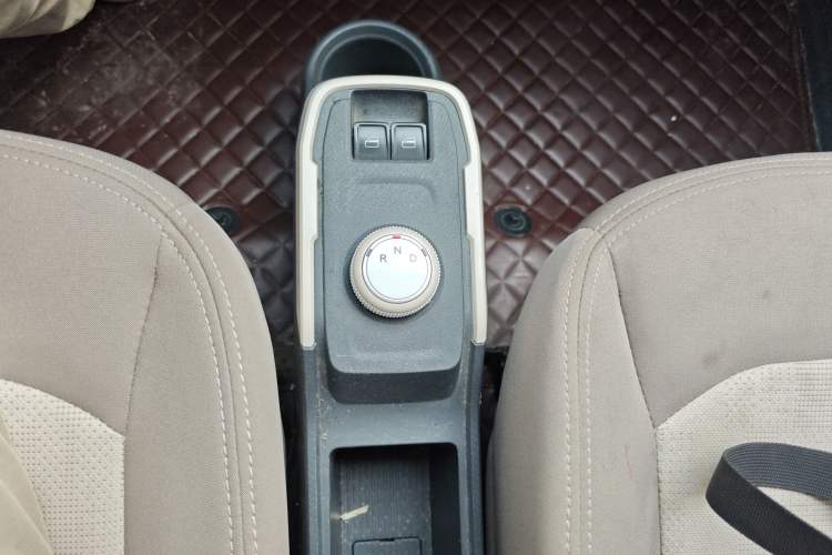 Used Chery QQ Ice Cream 2024 Edition Youth Version 205km Sundae Gear Lever